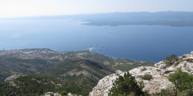 Pogled s Vidove gore preko Gažula na Zlatni rat Snimio Mladen Gerovac