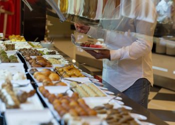 Restoran sa švedskim stolom naplaćuje kaznu gostima koji ostave hranu na tanjuru buffet 6795418 1280 Gost uzima hranu sa švedskog stola