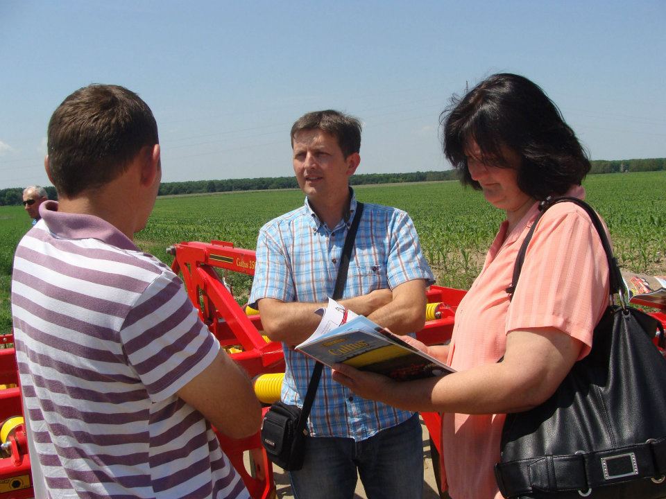 Na PPK Valpovo - gledanje novog kultivatora za zagrtanje kukuruza u radu i njegove agrotehničke karakteristike