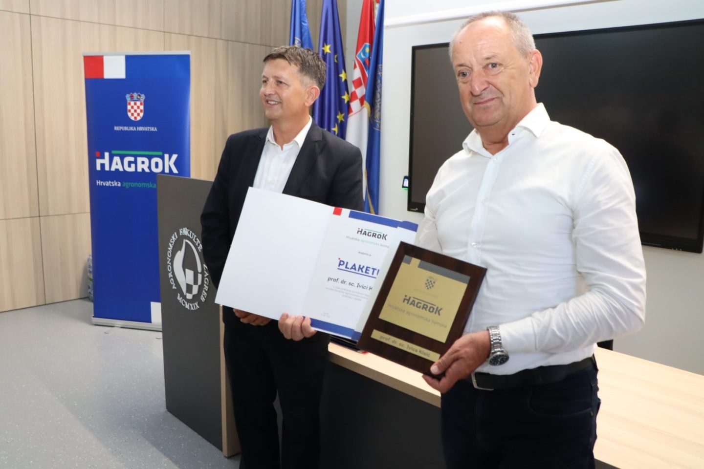 Na ovogodišnjoj konferenciji Hrvatske agronomske komore Romeo Jukić predao je  priznanje za izniman doprinos u radu Hrvatske agronomske komore prof.dr.sc. Ivici Kisiću , dekanu Agronomskog fakulteta u Zagrebu