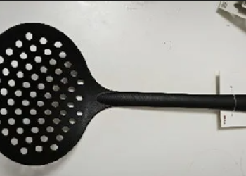 Iz Tedija se povlači crna plastična lopatica za pečenje zbog otpuštanja kancerogenih tvari u hranu Lopatica Plastična lopatica koja se povlači iz Tedija / Izvor: Hapih.hr