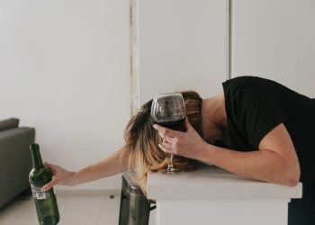 Zašto alkohol ubija žene brže i više nego muškarce woman drank too much wine Zašto alkohol ubija žene brže i više nego muškarce