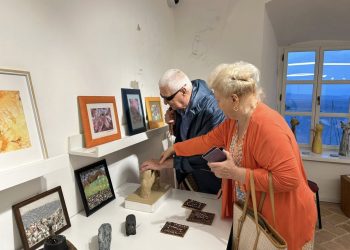 Dodir je naša stvarnost: Inkluzivna izložba na kulturno-turističkoj ruti Putevima Frankopana Na otvorenju izlozbe Na otvorenju izložbe Dodir je naša stvarnost u Kaštelu u Nova Kraljevica / Izvor: TZ Kraljevica
