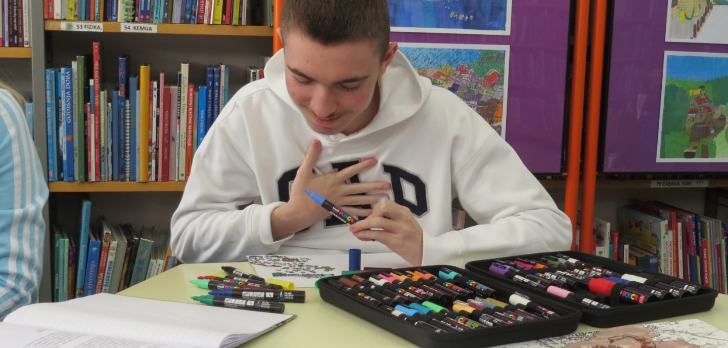 Na prvoj samostalnoj izložbi autističnog mladića koji ne govori riječima nego slikama Jakov Knezevic Sreca Jakov Knežević - sreća / Snimio: Mladen Gerovac