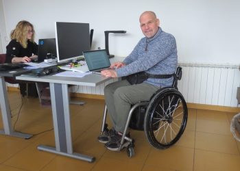 Denis Marijon u uredu Hrvatskog saveza udruga za mlade i studente s invaliditetom / Snimio: Mladen Gerovac