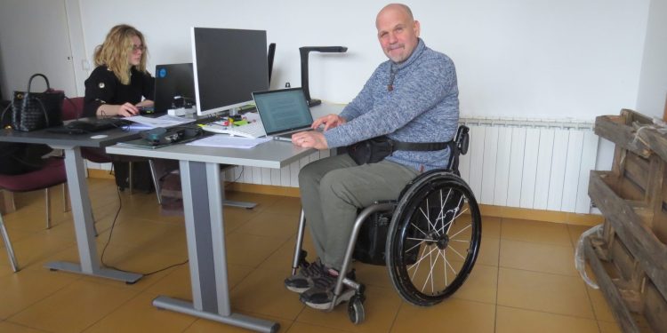 Denis Marijon u uredu Hrvatskog saveza udruga za mlade i studente s invaliditetom / Snimio: Mladen Gerovac