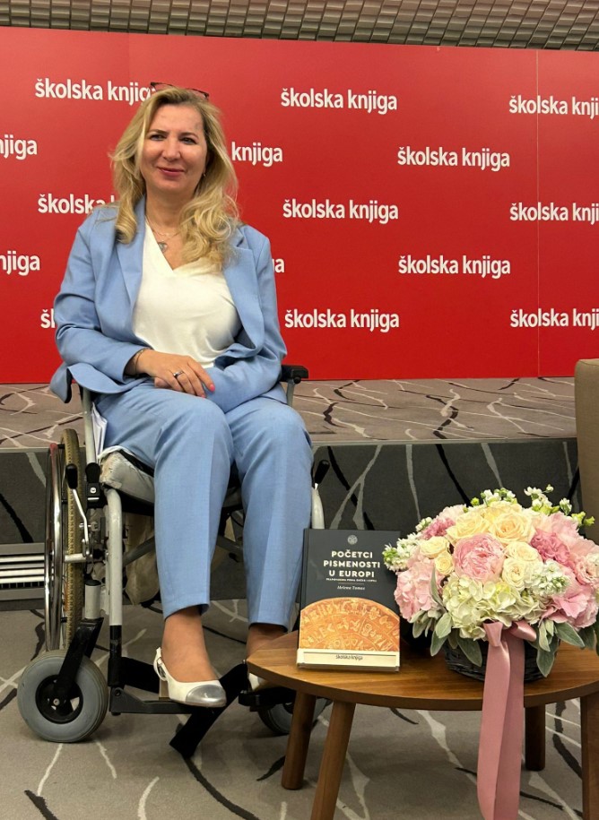 Prof. dr. sc. Helena Tomas na predstavljanju svoje knjige "Početci pismenosti u Europi) /Izvor: FB Odsjeka za arheologiju Filozofskog fakulteta u Zagrebu