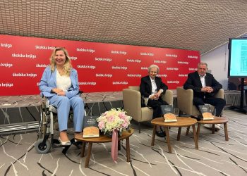 Helena Tomas: „Invalidska kolica mene ne definiraju kao osobu“ Helena Tomas na predstavljanju knjige Prof. dr. sc. Helena Tomas s recenzenticom prof. dr. sc. Marinom Miličević Bradač i izdavačem Antom Žužulom na predstavljanju knjige "Početci pismenosti u Europi) /Izvor: FB Odsjeka za arheologiju Filozofskog fakulteta u Zagrebu