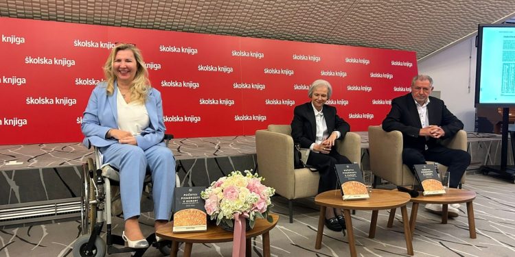 Prof. dr. sc. Helena Tomas s recenzenticom prof. dr. sc. Marinom Miličević Bradač i izdavačem Antom Žužulom na predstavljanju knjige "Početci pismenosti u Europi) /Izvor: FB Odsjeka za arheologiju Filozofskog fakulteta u Zagrebu