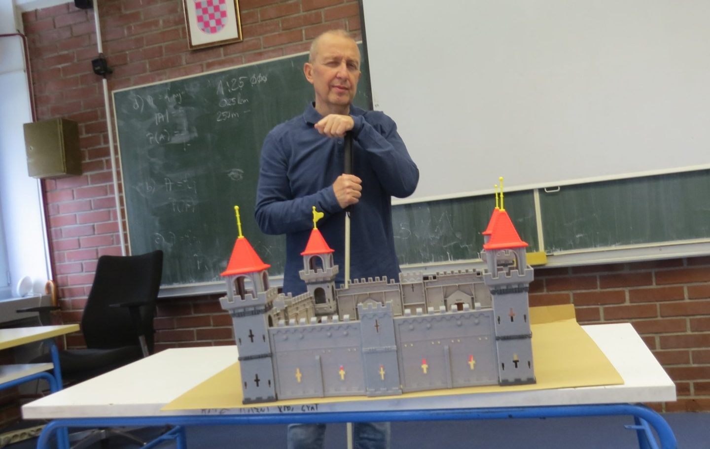 ŽELJKO BRDAL: Slijepi profesor povijesti i planinar i razbijač predrasuda prema osobama s invaliditetom IMG 6341 Slijepi profesor Željko Brdal već 30 godina predaje povijest u I. OŠ Dugave / Snimio: Mladen Gerovac