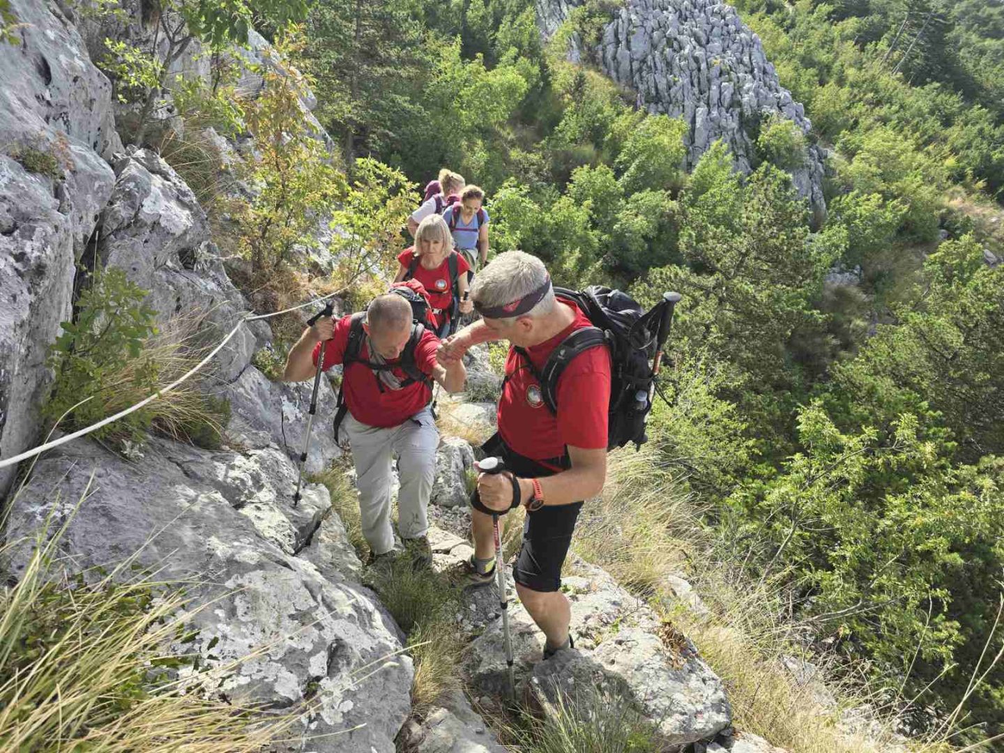 ŽELJKO BRDAL: Slijepi profesor povijesti i planinar i razbijač predrasuda prema osobama s invaliditetom Omiska Dinara Uspon na omišku Dinaru / Izvor: osobna arhiva Željka Brdala