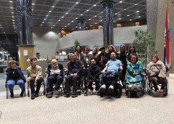 Umjetnost bez granica: Prizori iz Hrvatske na platnima umjetnika koji slikaju ustima i nogama Umjetnici i organizatori izlozbe Na otvorenju izložbe Moja Hrvatska u HSK: umjetnici sa organizatorima izložbe /( Izvor: Likum