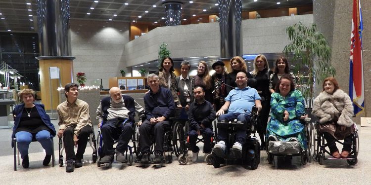 Umjetnost bez granica: Prizori iz Hrvatske na platnima umjetnika koji slikaju ustima i nogama Umjetnici i organizatori izlozbe Na otvorenju izložbe Moja Hrvatska u HSK: umjetnici sa organizatorima izložbe /( Izvor: Likum