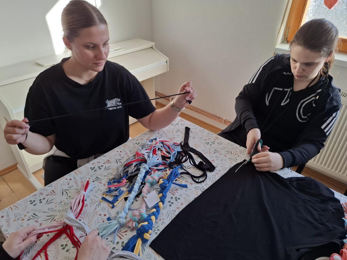 U izradi ECOFUN igrački od recikliranog tekstila sudjeluje 14 djece i mladih s teškoćama u razvoju / Izvor: arhiva udruge "Tko se boji sutra još?"