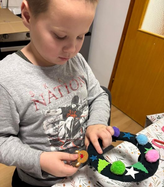 Vrijedne ručice na radionici božićnih ukrasa u udruzi "Tko se boji sutra još?" / Izvor: arhiva udruge