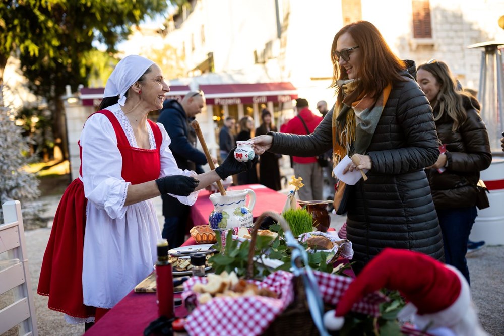 Istarska supa na adventu u Poreču kao autohtoni napitak za hladnu zimu / Izvor: Grad Poreč